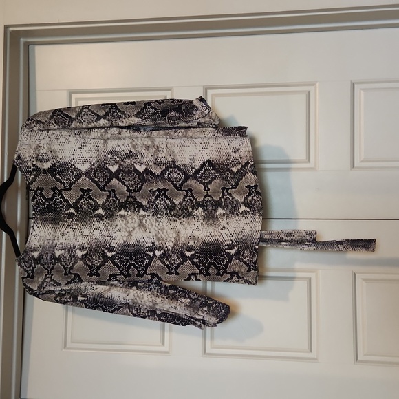 💥2/$20💥 Sanctuary Snakeskin Wrap Blouse - Picture 4 of 10